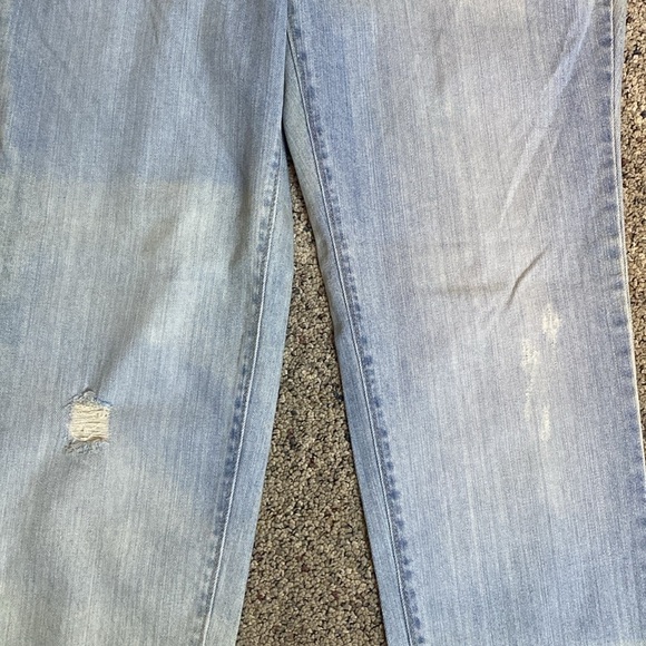 Eddie Bauer Boyfriend Distressed Mid Rise Random Fading Light Blue Jeans 6 NWOT - Picture 3 of 14